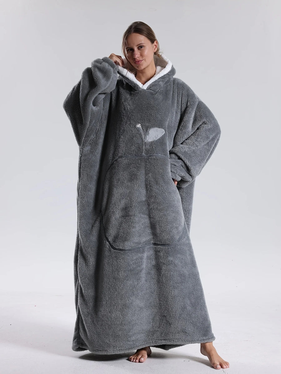 Oversized Hoodie Decke mit Kapuze | WärmeHood – image 1